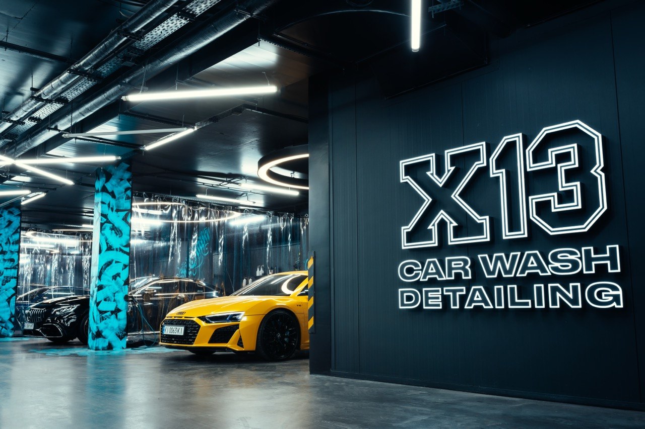 Студія X13 — вхід